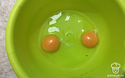 В миску разбейте два яйца. 