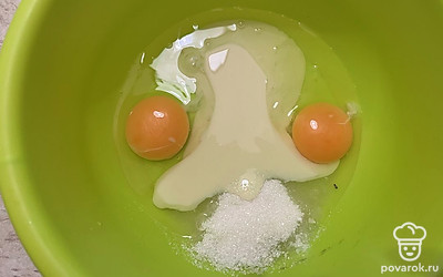 К яйца добавьте сгущенку, сахар и соль. 