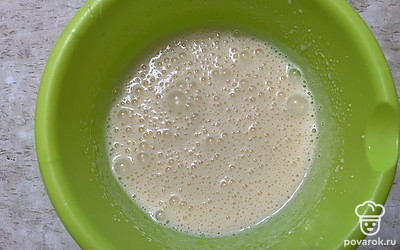 Взбейте продукты до легкой пены. 