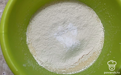 К жидкости просейте муку и разрыхлитель. 
