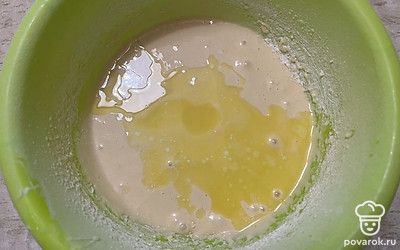 Влейте в тесто растопленное масло. 