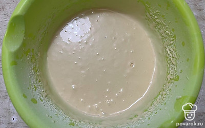 Последний раз взбейте тесто с маслом. 