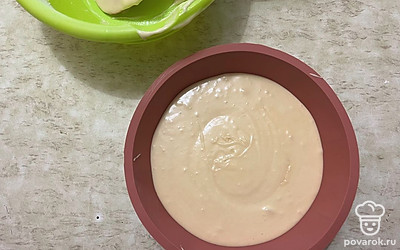 Распределите по форме тесто равномерным слоем. Отправьте кекс выпекаться в духовку на 20 минут при 195 градусах. 