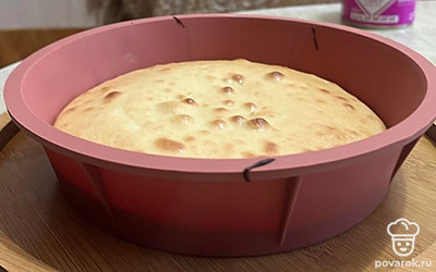 Перед подачей дополнительно смажьте кекс сгущенным молоком. 