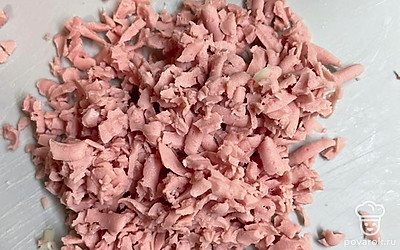 Натрите колбасу.