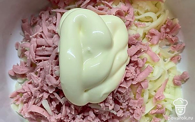 Заправьте майонезом.