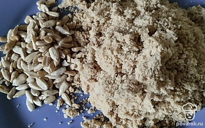 Помолоть овсянку и семечки.