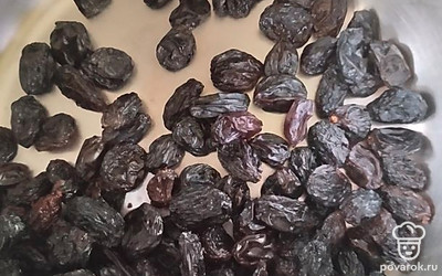 Изюм залить кипятком и дать ему слегка набухнуть.