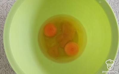 Яйца, мед и соль соединить, взбить.