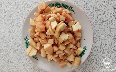 Яблоки очистить. Мякоть яблок нарезать маленькими кубиками.
