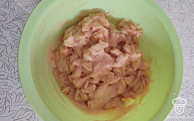 Яблоки переложить в тесто и хорошо промешать.