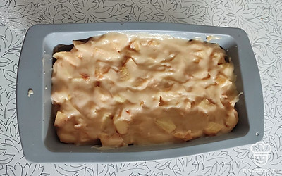 Тесто выложить в форму, сверху посыпать молотыми орехами. Тесто поставить в духовку и запекать 25 минут.