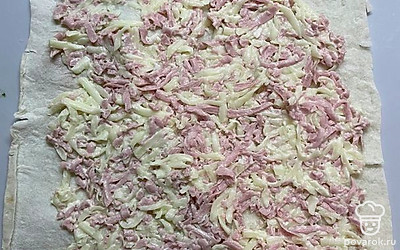 На лаваш выложите начинку.