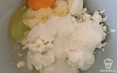 Смешать творог, яйцо, соль, сметану.