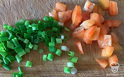 Нарезать перец и лук кусочками.