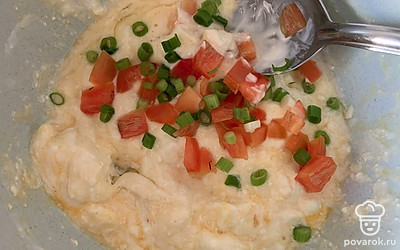 Добавить перец и лук.