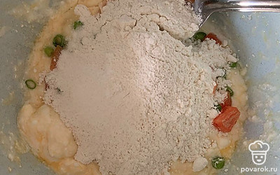 Всыпать муку и разрыхлитель, перемешать.