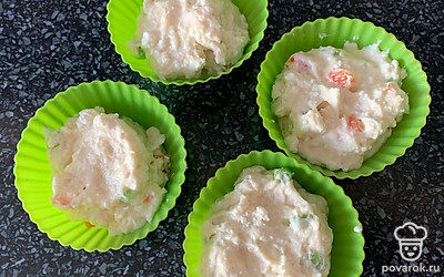 Выложить тесто в формочки и выпекать 35-40 минут при 180 градусах.