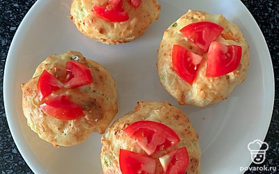 Перед подачей украсить кусочками помидора.