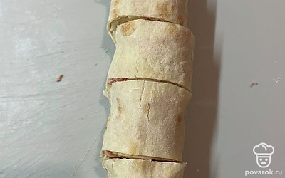 Сверните в рулет и нарежьте на равные части.