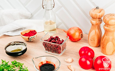 Лук и чеснок очистите. Помидоры промойте и просушите бумажным полотенцем. Красную фасоль слейте на дуршлаг и просушите бумажным полотенцем.