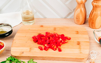 Помидоры, лук и чеснок порубите мелко.