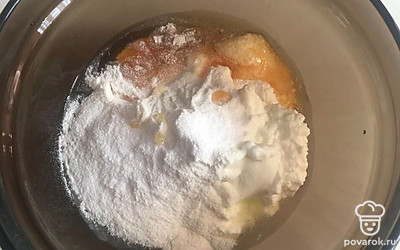 Смешиваем яйцо, мягкий творог, муку (25 граммов), разрыхлитель, ванилин, мед.