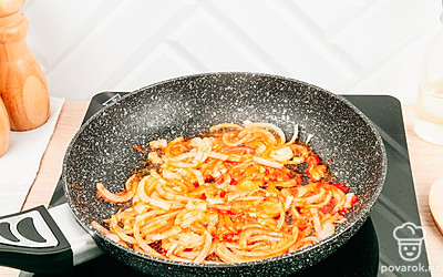 Разогрейте сковороду с растительным маслом. Обжарьте лук в течение 3-х минут. После добавьте томатную пасту и пассируйте 5 минут.