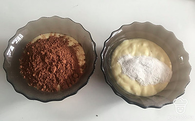 В одну часть добавляем какао, в другую часть муку (5 граммов). Смешиваем.