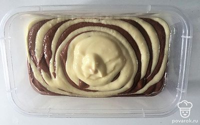 Выкладываем в жаропрочную посуду по 1 чайной ложке теста, чередуя темное и светлое.