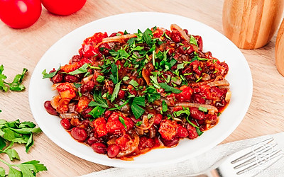 Дайте готовому блюду постоять 10 минут и подайте с нарубленной зеленью.