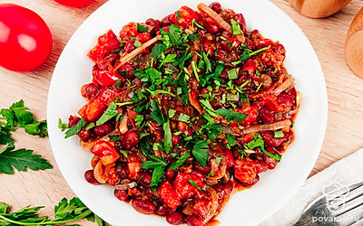 Украсьте блюдо зернами граната, подайте к лобио грузинские лепешки.