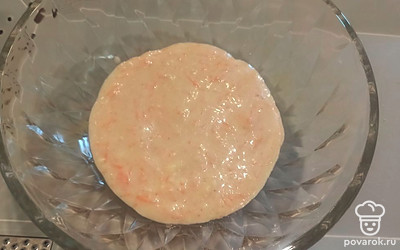 Морковь чистим и натираем на мелкой терке, смешиваем со сметаной и сахаром. 