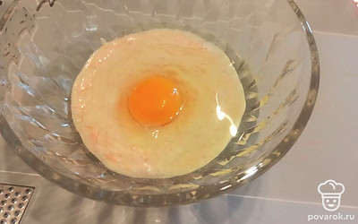 Затем в миску вбиваем яйцо.