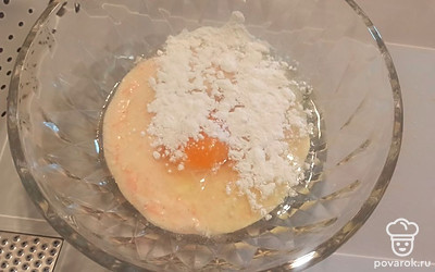 Просеиваем муку и все перемешиваем. 