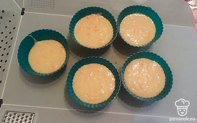 Выкладываем тесто в формочки для кексов и ставим в разогретую до 180 градусов духовку на 30 минут. 