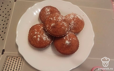 Посыпаем морковные кексы сахарной пудрой. 