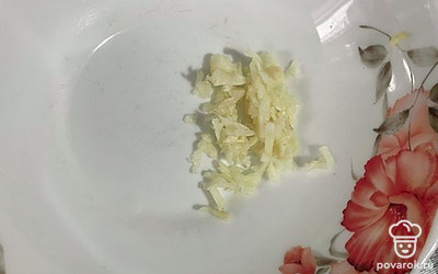 Натрите на мелкой терке два зубчика чеснока.