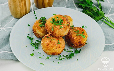 Помойте куриный яйца. Отмерьте все ингредиенты. Подготовьте рабочую поверхность.