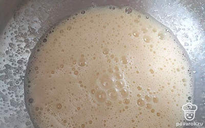 Взбить яйца с сахаром, добавить соль.