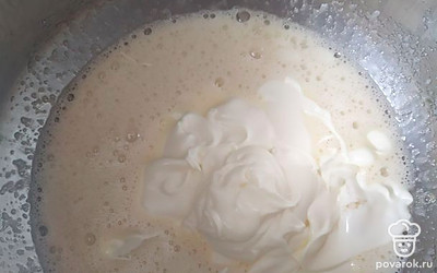 Добавить майонез и подсолнечное масло.