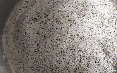 Отдельно смешать муку, разрыхлитель и мак.