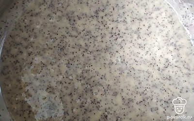 Смешать все вместе. Тесто должно получиться жидкое и стекать с ложки. 