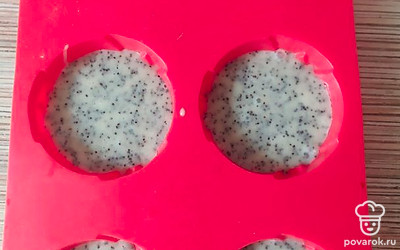 Полученную массу разлить по формочкам, заполняя их наполовину, так как тесто в процессе выпечки хорошо поднимается.