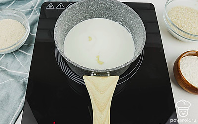 Перелейте молоко в кастрюлю или сотейник. Разбейте туда куриные яйца, добавьте просеянную муку.