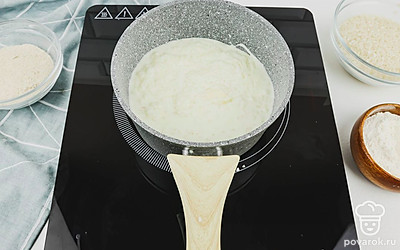 Добавьте рис в кастрюлю и отварите до готовности. Добавьте к рисовой массе плавленный сыр. Смешайте до полного растворения сыра.