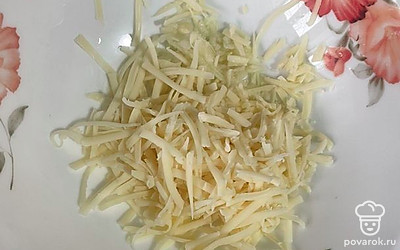 К чесноку натрите на мелкой терке сыр.