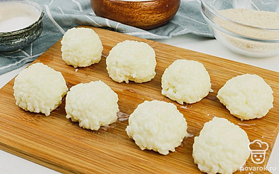 Остудите рисово-сырную массу и сформируйте из нее шарики.