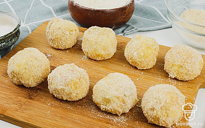 Обваляйте шарики в муке, а затем в панировочных сухарях.