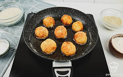 Разогрейте сковороду с добавлением растительного масла. Обжарьте рисово-сырные шарики в течение 5-7 минут.